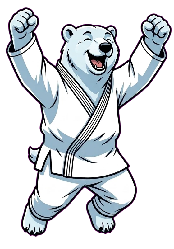 Der MatBuddy-Bär im weißen Judoanzug mit weißem Gürtel, beide Arme nach oben gestreckt.
